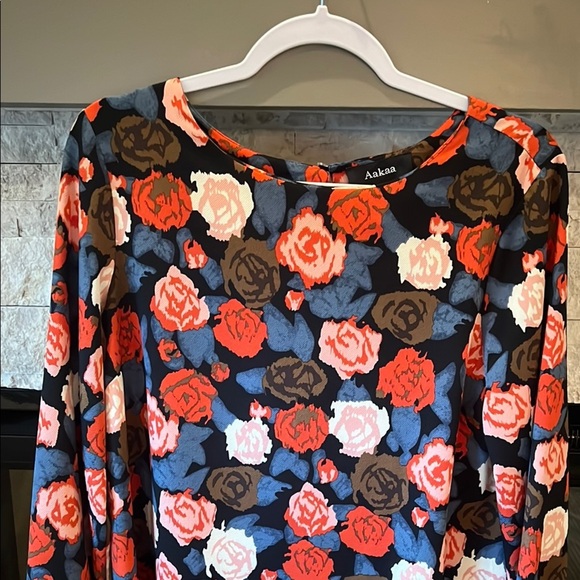 Aakaa Medium Floral Long Sleeve Top - Picture 3 of 10